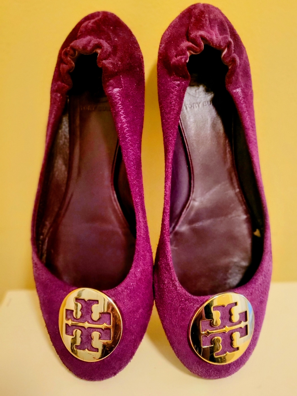 Gorgeous Tory Burch Women’s Ballet Flats in Plum with Gold Logo